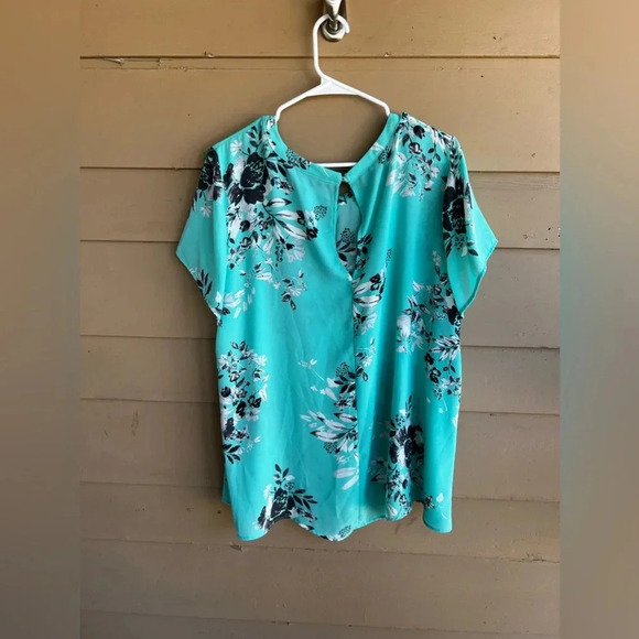 Torrid Floral Cut Out Short Sleeve Blouse - Size 2x - Picture 9 of 9